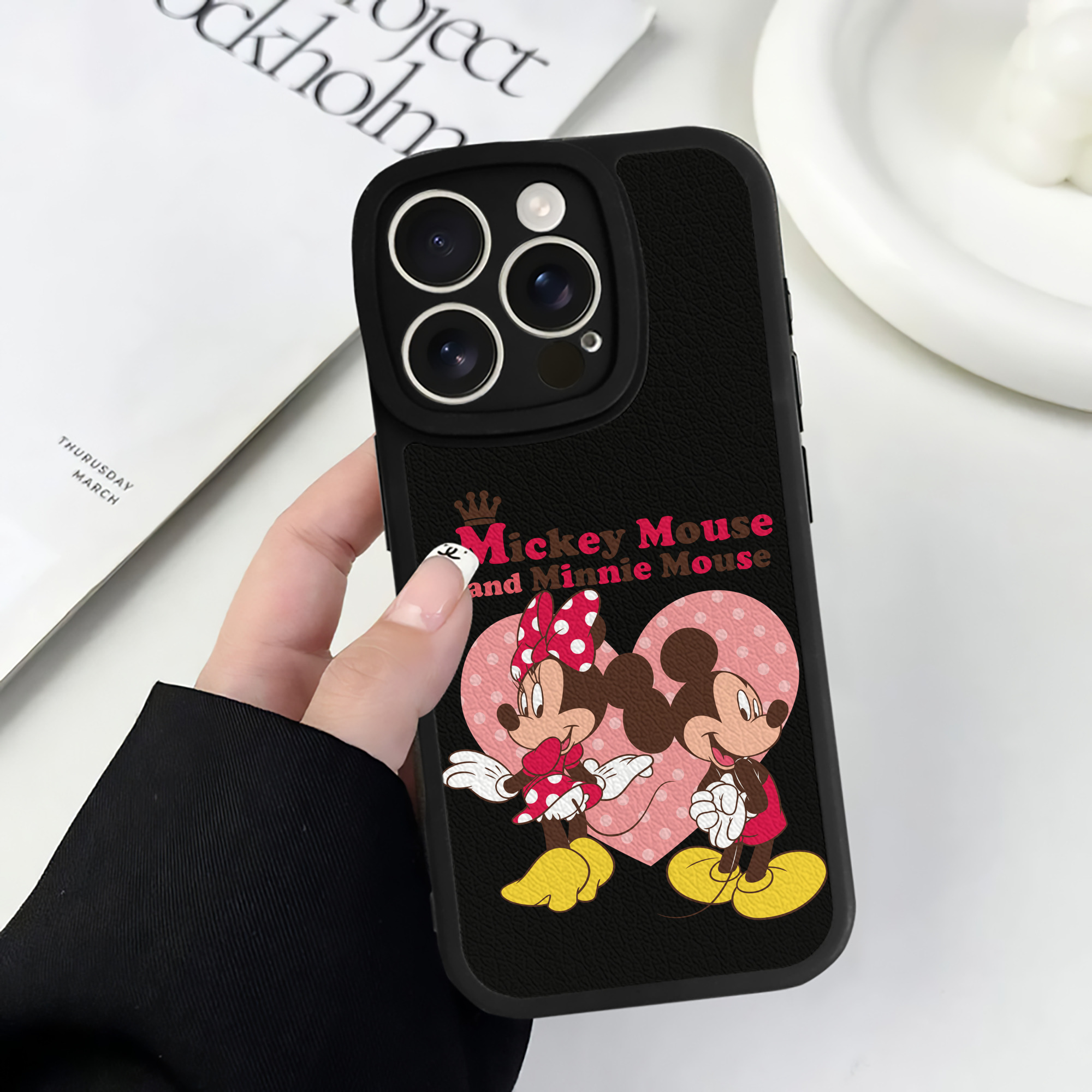 （画像用） ミッキーマウス Mickey Mouse 【iPhone 16シリーズ対応】シリコンスマホケース（レザー調） 材質：シリコン